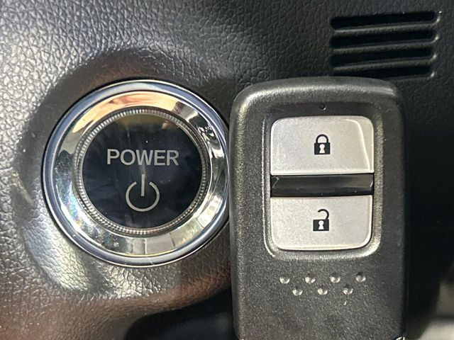 �yHonda�X�}�[�g�L�[�z�J�o����|�P�b�g�ɓ��ꂽ�܂܂ł��h�A�̎{���E�������\�ȃX�}�[�g�L�[�𑕔��B�G���W���̃I���E�I�t�����J�M�����o���K�v����������Ƃ��Ă��֗��ł���