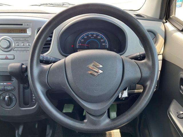 �C���e���A�ɍ��킹���f�U�C���̃X�e�A�����O�́A�^�]�������̂��Ƃ��l���A�^�]���₷���`��A�傫���ł��B�����x�A���ۂɐG���Ă��m���߂��������B