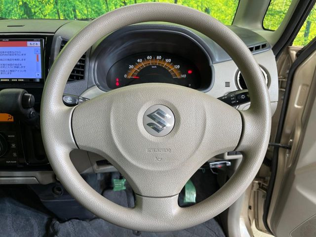 �C���e���A�ɍ��킹���f�U�C���̃X�e�A�����O�́A�^�]�������̂��Ƃ��l���A�^�]���₷���`��A�傫���ł��B�����x�A���ۂɐG���Ă��m���߂��������B
