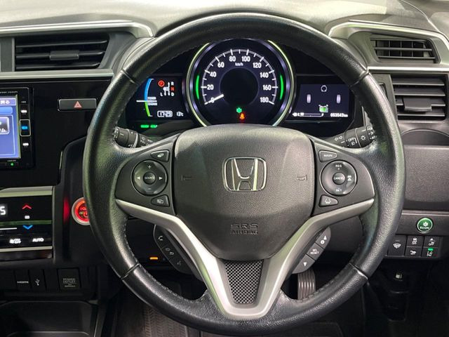 �C���e���A�ɍ��킹���f�U�C���̃X�e�A�����O�́A�^�]�������̂��Ƃ��l���A�^�]���₷���`��A�傫���ł��B�����x�A���ۂɐG���Ă��m���߂��������B