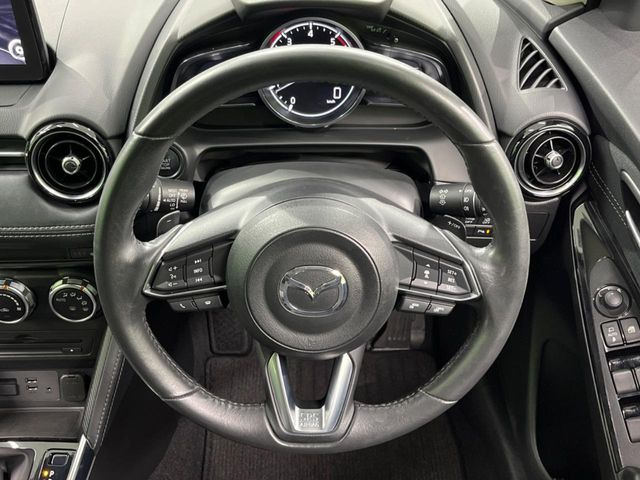 �C���e���A�ɍ��킹���f�U�C���̃X�e�A�����O�́A�^�]�������̂��Ƃ��l���A�^�]���₷���`��A�傫���ł��B�����x�A���ۂɐG���Ă��m���߂��������B
