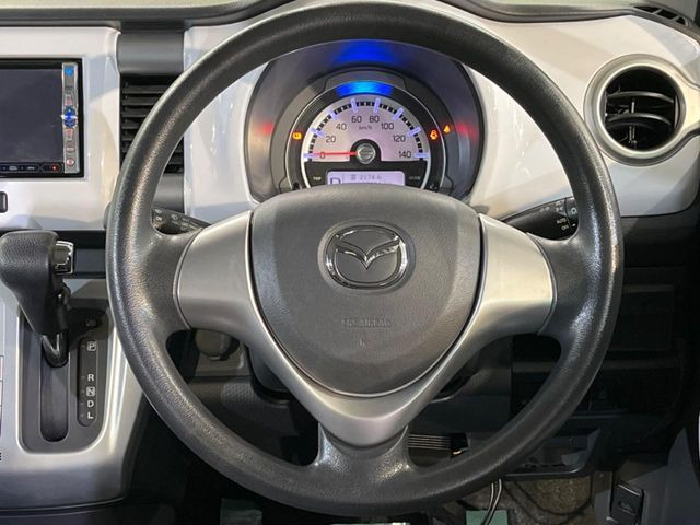 �C���e���A�ɍ��킹���f�U�C���̃X�e�A�����O�́A�^�]�������̂��Ƃ��l���A�^�]���₷���`��A�傫���ł��B�����x�A���ۂɐG���Ă��m���߂��������B
