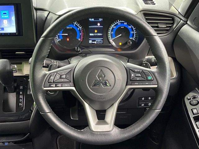 �C���e���A�ɍ��킹���f�U�C���̃X�e�A�����O�́A�^�]�������̂��Ƃ��l���A�^�]���₷���`��A�傫���ł��B�����x�A���ۂɐG���Ă��m���߂��������B