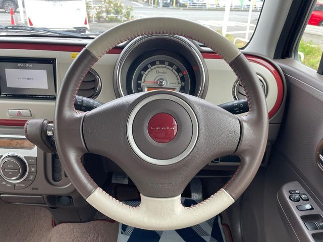 �C���e���A�ɍ��킹���f�U�C���̃X�e�A�����O�́A�^�]�������̂��Ƃ��l���A�^�]���₷���`��A�傫���ł��B�����x�A���ۂɐG���Ă��m���߂��������B