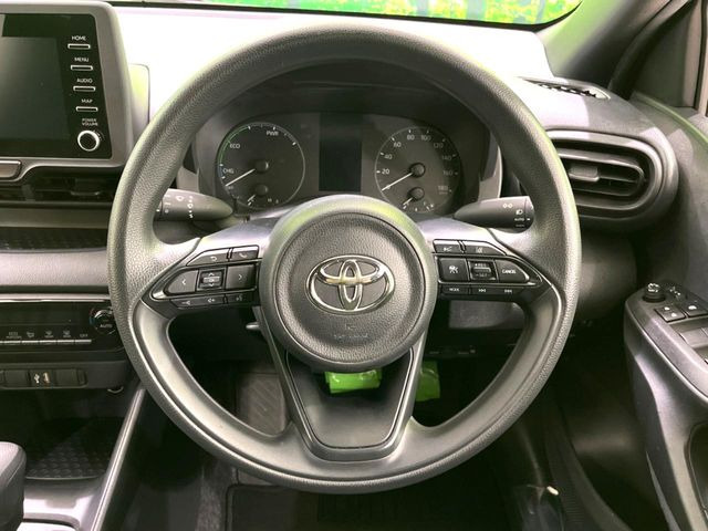 �C���e���A�ɍ��킹���f�U�C���̃X�e�A�����O�́A�^�]�������̂��Ƃ��l���A�^�]���₷���`��A�傫���ł��B�����x�A���ۂɐG���Ă��m���߂��������B