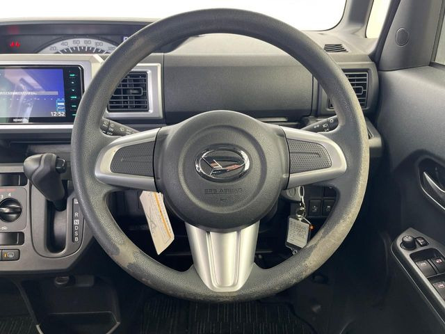 �C���e���A�ɍ��킹���f�U�C���̃X�e�A�����O�́A�^�]�������̂��Ƃ��l���A�^�]���₷���`��A�傫���ł��B�����x�A���ۂɐG���Ă��m���߂��������B