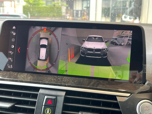 ���p�m���~�b�N�r���[���j�^�[:��p�̃J�����ɂ��A�ォ�猩���낵���悤�Ȏ��_��360�x�N���}�̎��͂��m�F���邱�Ƃ��ł��܂������p�������m�F���₷���A�����ꏊ�ł̐؂�Ԃ��⒓�Ԃ��X���[�Y�ɍs���܂��B