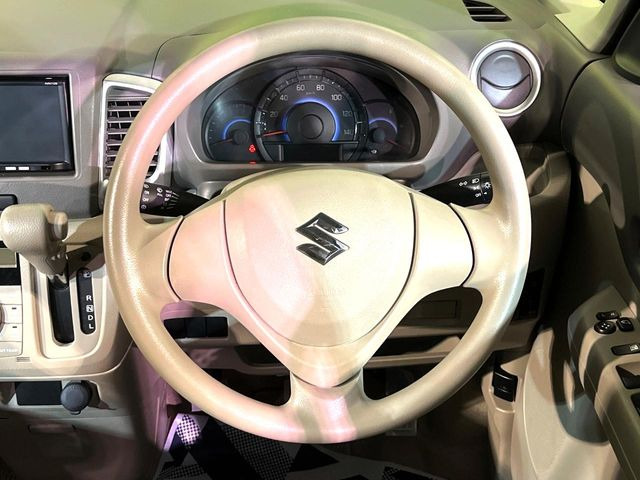 �C���e���A�ɍ��킹���f�U�C���̃X�e�A�����O�́A�^�]�������̂��Ƃ��l���A�^�]���₷���`��A�傫���ł��B�����x�A���ۂɐG���Ă��m���߂��������B
