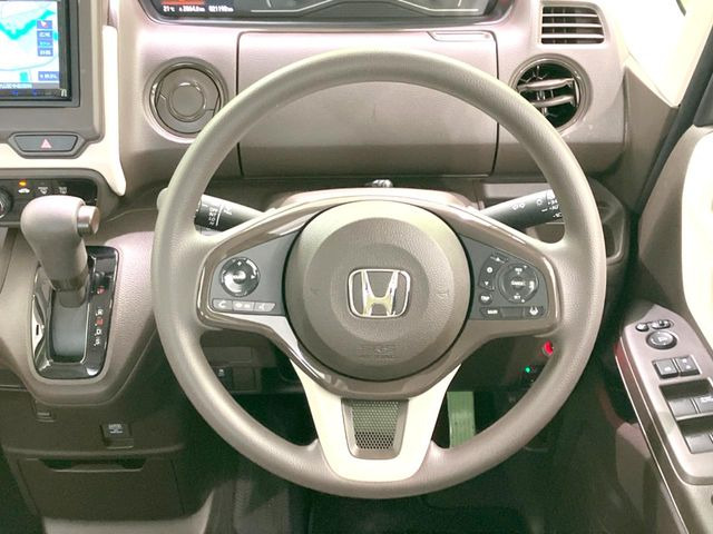 �C���e���A�ɍ��킹���f�U�C���̃X�e�A�����O�́A�^�]�������̂��Ƃ��l���A�^�]���₷���`��A�傫���ł��B�����x�A���ۂɐG���Ă��m���߂��������B