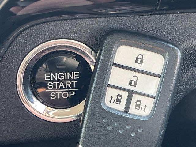 �yHonda�X�}�[�g�L�[�z�J�o����|�P�b�g�ɓ��ꂽ�܂܂ł��h�A�̎{���E�������\�ȃX�}�[�g�L�[�𑕔��B�G���W���̃I���E�I�t�����J�M�����o���K�v����������Ƃ��Ă��֗��ł���