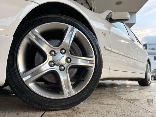 �y����17�C���`�A���~�z�C�[���z�O�ςɃ}�b�`���������A���~�z�C�[���𑕒����Ă���܂��B�e��ЊO�A���~�z�C�[����A�X�^�b�h���X�^�C�����戵�����Ă���܂��B���񂲑��k����������