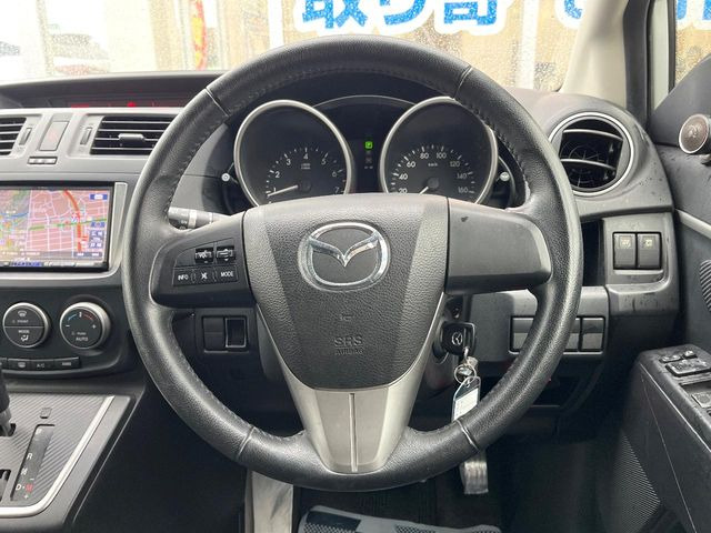 �C���e���A�ɍ��킹���f�U�C���̃X�e�A�����O�́A�^�]�������̂��Ƃ��l���A�^�]���₷���`��A�傫���ł��B�����x�A���ۂɐG���Ă��m���߂��������B