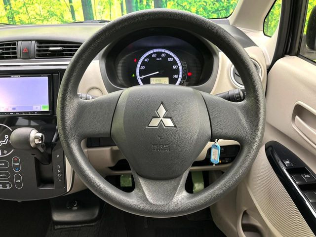 �C���e���A�ɍ��킹���f�U�C���̃X�e�A�����O�́A�^�]�������̂��Ƃ��l���A�^�]���₷���`��A�傫���ł��B�����x�A���ۂɐG���Ă��m���߂��������B