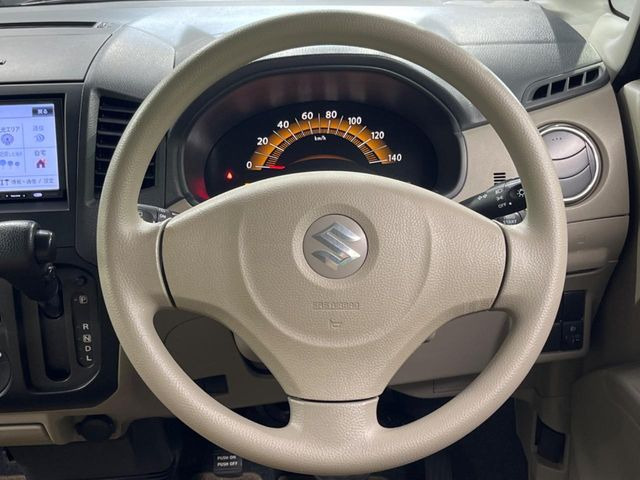 �C���e���A�ɍ��킹���f�U�C���̃X�e�A�����O�́A�^�]�������̂��Ƃ��l���A�^�]���₷���`��A�傫���ł��B�����x�A���ۂɐG���Ă��m���߂��������B