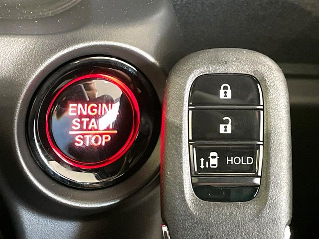 �yHonda�X�}�[�g�L�[�z�J�o����|�P�b�g�ɓ��ꂽ�܂܂ł��h�A�̎{���E�������\�ȃX�}�[�g�L�[�𑕔��B�G���W���̃I���E�I�t�����J�M�����o���K�v����������Ƃ��Ă��֗��ł���