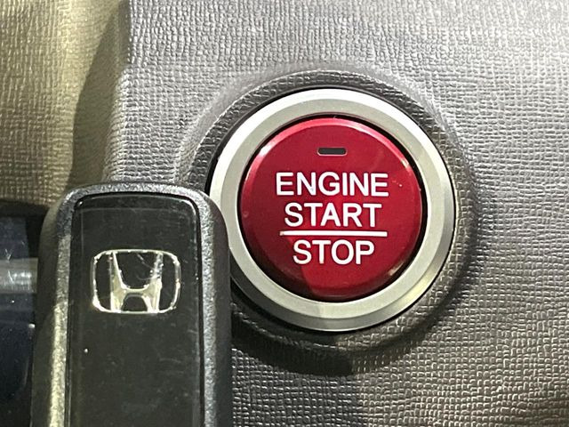 �yHonda�X�}�[�g�L�[�z�J�o����|�P�b�g�ɓ��ꂽ�܂܂ł��h�A�̎{���E�������\�ȃX�}�[�g�L�[�𑕔��B�G���W���̃I���E�I�t�����J�M�����o���K�v����������Ƃ��Ă��֗��ł���