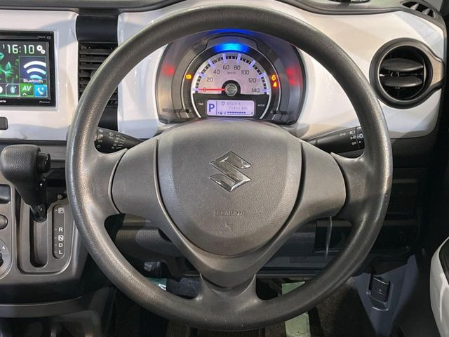 �C���e���A�ɍ��킹���f�U�C���̃X�e�A�����O�́A�^�]�������̂��Ƃ��l���A�^�]���₷���`��A�傫���ł��B�����x�A���ۂɐG���Ă��m���߂��������B