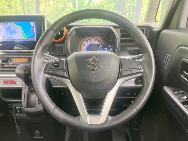 �C���e���A�ɍ��킹���f�U�C���̃X�e�A�����O�́A�^�]�������̂��Ƃ��l���A�^�]���₷���`��A�傫���ł��B�����x�A���ۂɐG���Ă��m���߂��������B