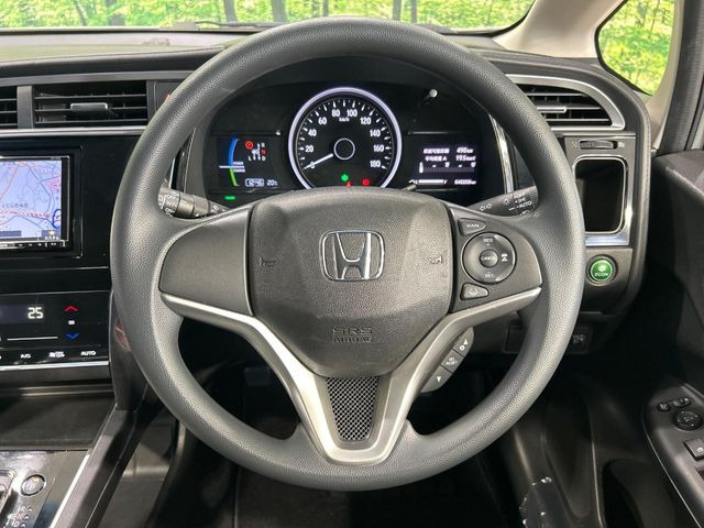 �C���e���A�ɍ��킹���f�U�C���̃X�e�A�����O�́A�^�]�������̂��Ƃ��l���A�^�]���₷���`��A�傫���ł��B�����x�A���ۂɐG���Ă��m���߂��������B