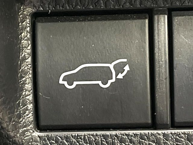 【パワーバックドア】スマートキーや運転席のボタンを押すだけでリアゲートが自動で開閉します!荷物を持っている時や、高い位置にあるバックドアを閉める際に便利な機能です♪