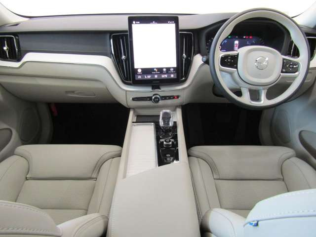 XC60ウルトラ B5 AWD ダークエディション 4WD