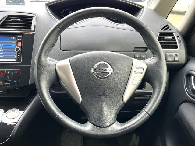 �C���e���A�ɍ��킹���f�U�C���̃X�e�A�����O�́A�^�]�������̂��Ƃ��l���A�^�]���₷���`��A�傫���ł��B�����x�A���ۂɐG���Ă��m���߂��������B