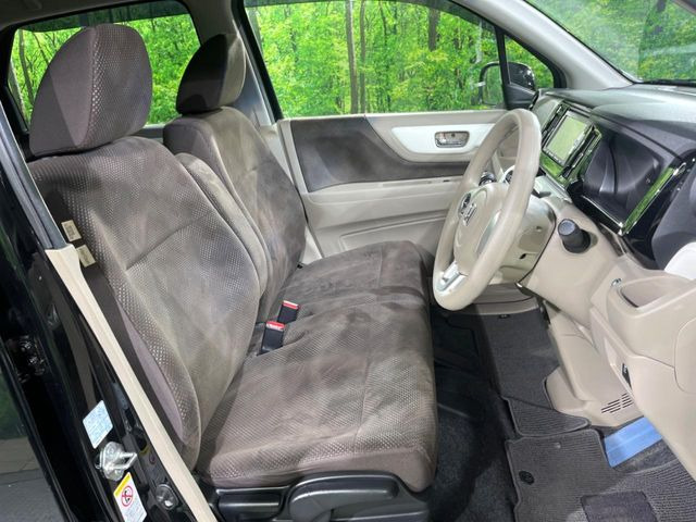 運転席シート廻りは使用感も少なく、良好な状態となっています。丁寧に使われていたことがよくわかりますね。
