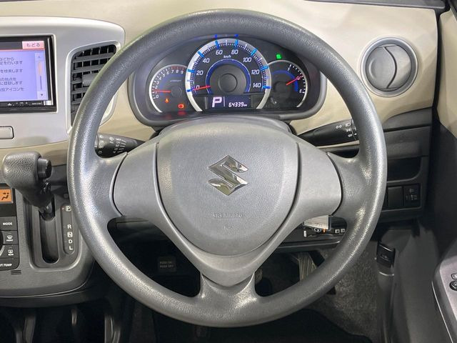 �C���e���A�ɍ��킹���f�U�C���̃X�e�A�����O�́A�^�]�������̂��Ƃ��l���A�^�]���₷���`��A�傫���ł��B�����x�A���ۂɐG���Ă��m���߂��������B