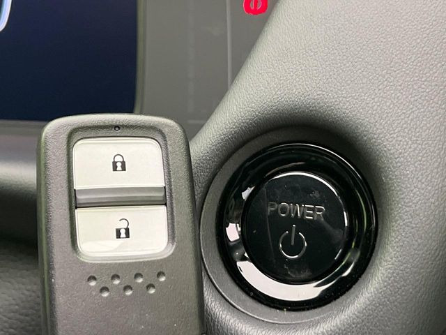 �yHonda�X�}�[�g�L�[�z�J�o����|�P�b�g�ɓ��ꂽ�܂܂ł��h�A�̎{���E�������\�ȃX�}�[�g�L�[�𑕔��B�G���W���̃I���E�I�t�����J�M�����o���K�v����������Ƃ��Ă��֗��ł���