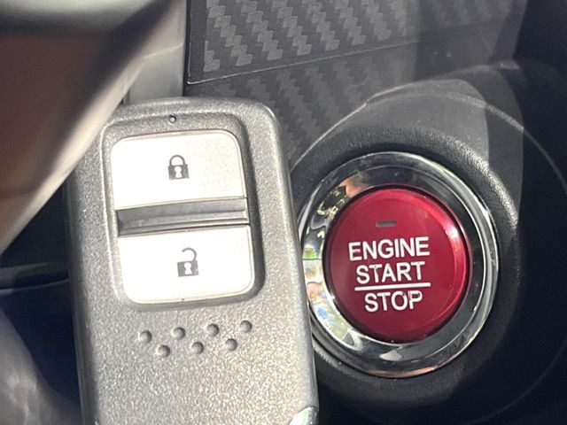 �yHonda�X�}�[�g�L�[�z�J�o����|�P�b�g�ɓ��ꂽ�܂܂ł��h�A�̎{���E�������\�ȃX�}�[�g�L�[�𑕔��B�G���W���̃I���E�I�t�����J�M�����o���K�v����������Ƃ��Ă��֗��ł���