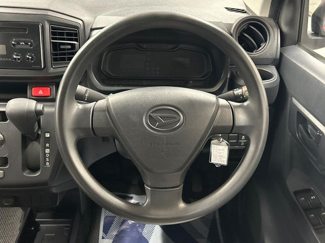 �C���e���A�ɍ��킹���f�U�C���̃X�e�A�����O�́A�^�]�������̂��Ƃ��l���A�^�]���₷���`��A�傫���ł��B�����x�A���ۂɐG���Ă��m���߂��������B