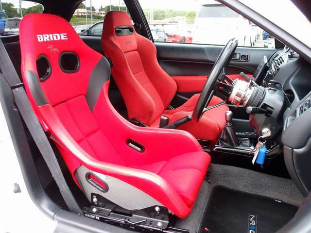 �^�]�ȃV�[�g�͍��z���f����BRIDE�V�[�g�Ɍ����B����ȃV�[�g�̓^�C�vR�W��������RECARO�Z�~�o�P�b�g�V�[�g����������Ă���܂��B����]�ɉ�����RECARO����BRIDE���V�[�g�Ȃǂ������\�ł�