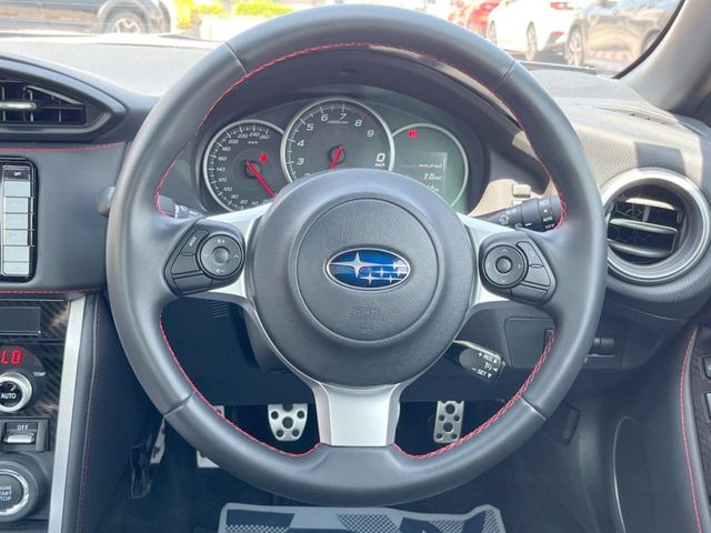 �C���e���A�ɍ��킹���f�U�C���̃X�e�A�����O�́A�^�]�������̂��Ƃ��l���A�^�]���₷���`��A�傫���ł��B�����x�A���ۂɐG���Ă��m���߂��������B
