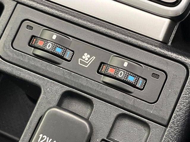 【シートベンチレーション】夏場は涼しい風でお尻や背中の熱やムレを防ぎ、冬はエアコンよりも早く温まってポカポカに!季節を問わず快適に過ごせます。