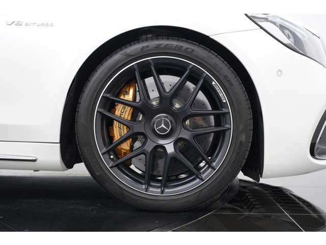 20�C���`�}�b�g�u���b�NAMG�N���X�X�|�[�NAW��AMG�J�[�{���Z���~�b�N�u���[�L���I�v�V�����I������Ă���܂��B