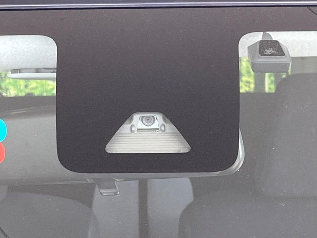 【スマートアシスト】走行中に前方の車両等を認識し、衝突しそうな時は警報とブレーキで衝突回避と被害軽減をアシスト。より安全にドライブをお楽しみいただけます。