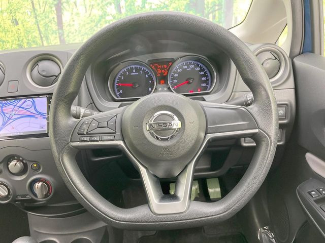 �C���e���A�ɍ��킹���f�U�C���̃X�e�A�����O�́A�^�]�������̂��Ƃ��l���A�^�]���₷���`��A�傫���ł��B�����x�A���ۂɐG���Ă��m���߂��������B