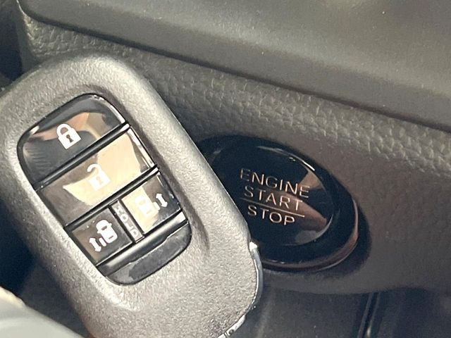 �yHonda�X�}�[�g�L�[�z�J�o����|�P�b�g�ɓ��ꂽ�܂܂ł��h�A�̎{���E�������\�ȃX�}�[�g�L�[�𑕔��B�G���W���̃I���E�I�t�����J�M�����o���K�v����������Ƃ��Ă��֗��ł���
