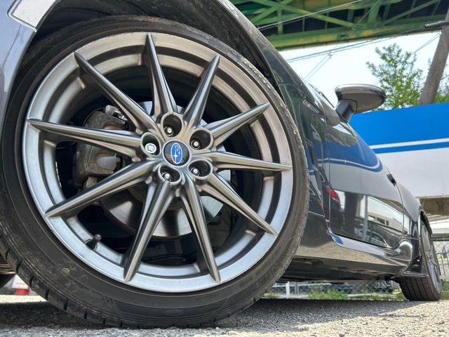�y����18�C���`�A���~�z�C�[���z�O�ςɃ}�b�`���������A���~�z�C�[���𑕒����Ă���܂��B�e��ЊO�A���~�z�C�[����A�X�^�b�h���X�^�C�����戵�����Ă���܂��B���񂲑��k����������