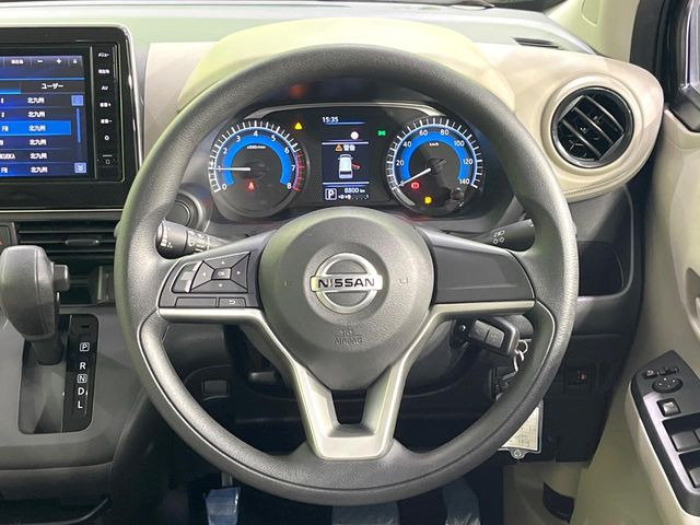 �C���e���A�ɍ��킹���f�U�C���̃X�e�A�����O�́A�^�]�������̂��Ƃ��l���A�^�]���₷���`��A�傫���ł��B�����x�A���ۂɐG���Ă��m���߂��������B