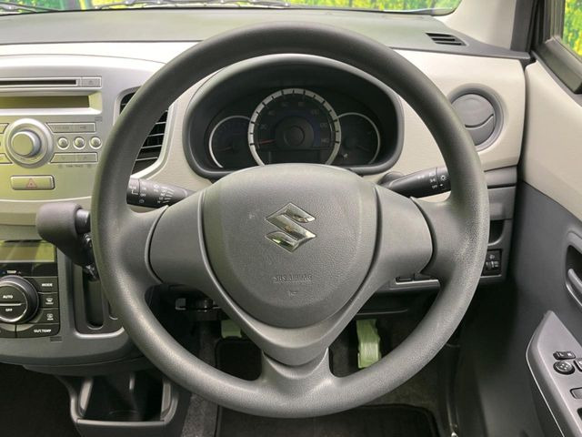 �C���e���A�ɍ��킹���f�U�C���̃X�e�A�����O�́A�^�]�������̂��Ƃ��l���A�^�]���₷���`��A�傫���ł��B�����x�A���ۂɐG���Ă��m���߂��������B