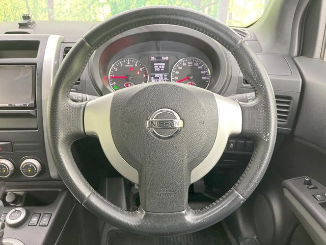 �C���e���A�ɍ��킹���f�U�C���̃X�e�A�����O�́A�^�]�������̂��Ƃ��l���A�^�]���₷���`��A�傫���ł��B�����x�A���ۂɐG���Ă��m���߂��������B