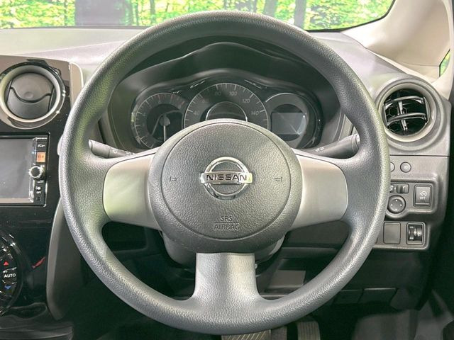 �C���e���A�ɍ��킹���f�U�C���̃X�e�A�����O�́A�^�]�������̂��Ƃ��l���A�^�]���₷���`��A�傫���ł��B�����x�A���ۂɐG���Ă��m���߂��������B