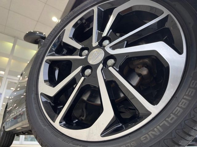 �y����16�C���`�A���~�z�C�[���z�O�ςɃ}�b�`���������A���~�z�C�[���𑕒����Ă���܂��B�e��ЊO�A���~�z�C�[����A�X�^�b�h���X�^�C�����戵�����Ă���܂��B���񂲑��k����������