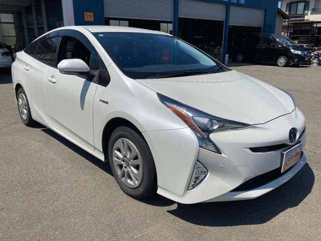 プリウス1.8 S セーフティ プラス E-Four 4WD