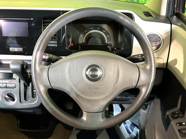 �C���e���A�ɍ��킹���f�U�C���̃X�e�A�����O�́A�^�]�������̂��Ƃ��l���A�^�]���₷���`��A�傫���ł��B�����x�A���ۂɐG���Ă��m���߂��������B