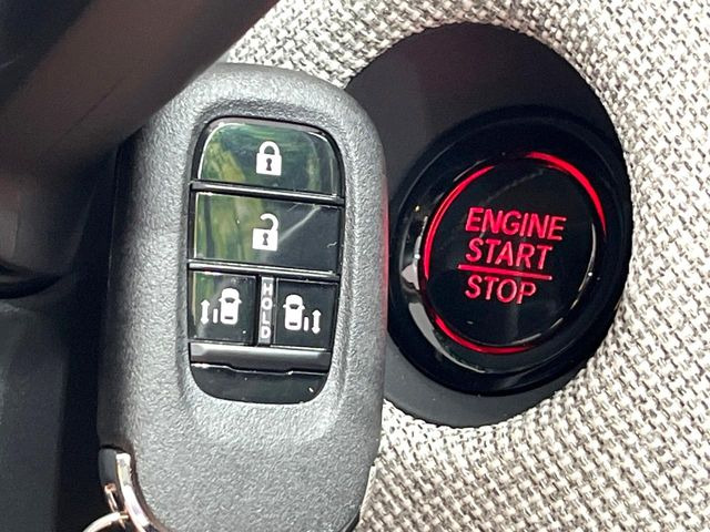 �yHonda�X�}�[�g�L�[�z�J�o����|�P�b�g�ɓ��ꂽ�܂܂ł��h�A�̎{���E�������\�ȃX�}�[�g�L�[�𑕔��B�G���W���̃I���E�I�t�����J�M�����o���K�v����������Ƃ��Ă��֗��ł���