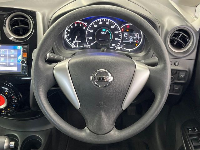 �C���e���A�ɍ��킹���f�U�C���̃X�e�A�����O�́A�^�]�������̂��Ƃ��l���A�^�]���₷���`��A�傫���ł��B�����x�A���ۂɐG���Ă��m���߂��������B