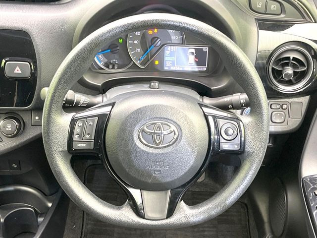 �C���e���A�ɍ��킹���f�U�C���̃X�e�A�����O�́A�^�]�������̂��Ƃ��l���A�^�]���₷���`��A�傫���ł��B�����x�A���ۂɐG���Ă��m���߂��������B