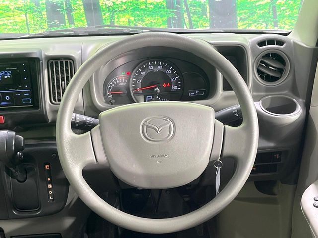 �C���e���A�ɍ��킹���f�U�C���̃X�e�A�����O�́A�^�]�������̂��Ƃ��l���A�^�]���₷���`��A�傫���ł��B�����x�A���ۂɐG���Ă��m���߂��������B